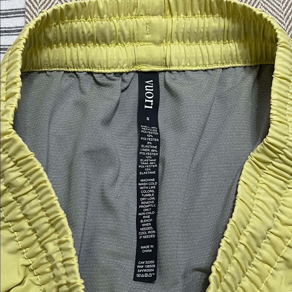 Vuori Clementine 2.0 Shorts 4" Sunlight Small - Picture 11 of 13